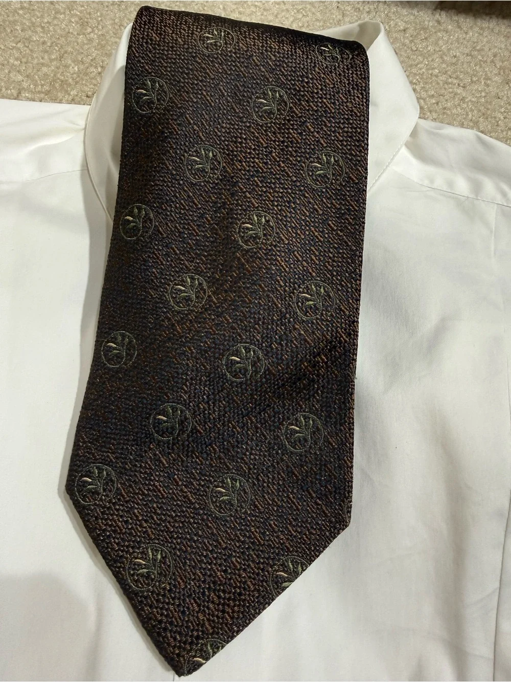 Vintage Valentino Cravatte 100%  Silk Necktie Medallion Print Olive Brown. Italy